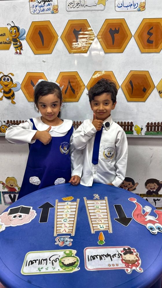 طفلان من بسمة داخل الصف أثناء نشاط تعليمي